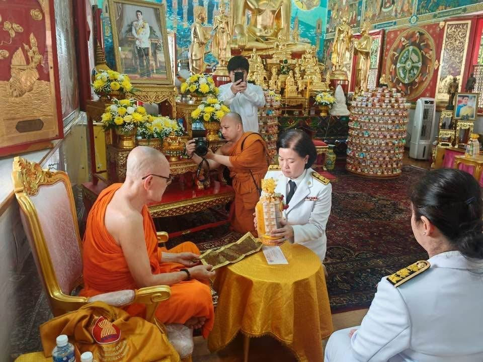 Offerings at Buddhaguna Buddhist Temple
